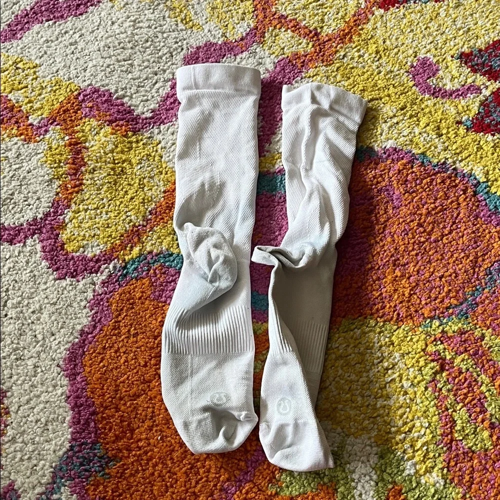 WOMENS SMALL LULULEMON COMPRESSION SOCKS